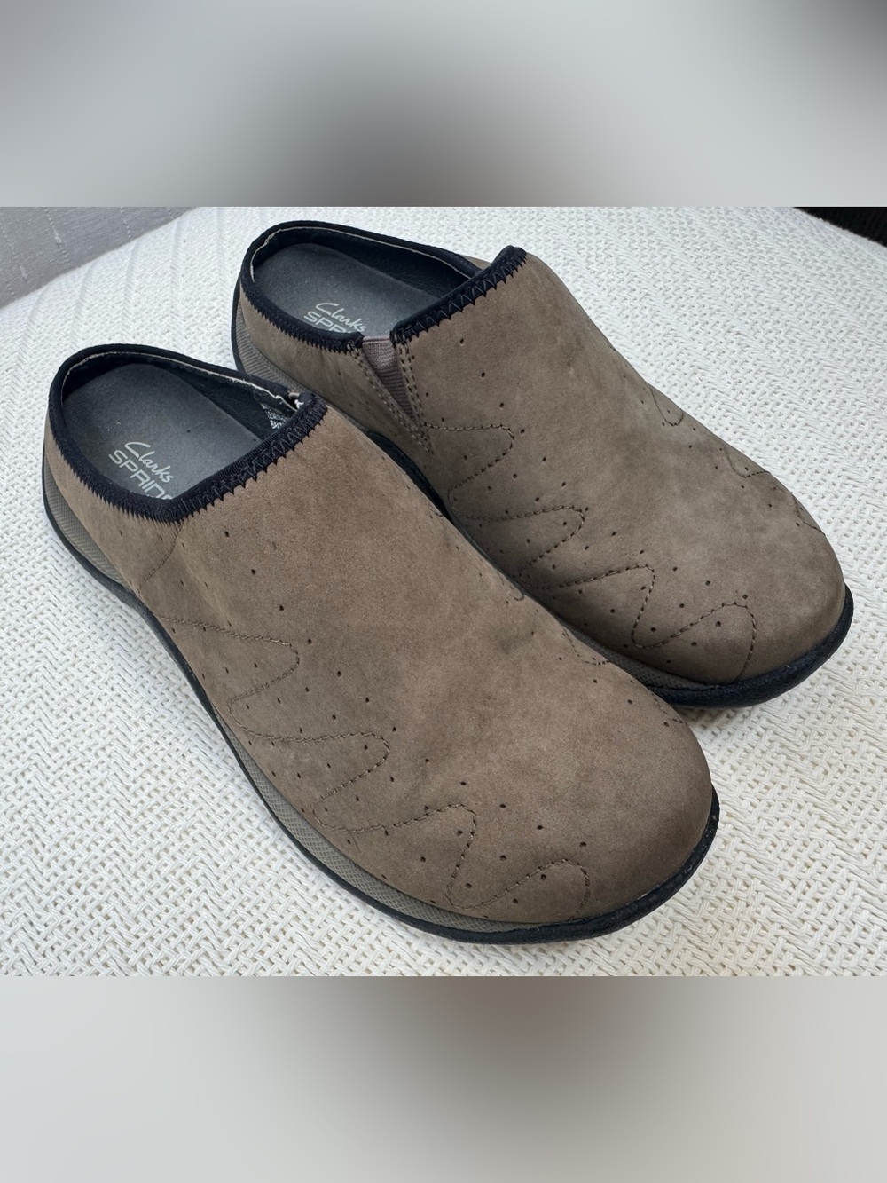 Clarks Women's Sz 7.5 Taupe Slip-On Suede Mules